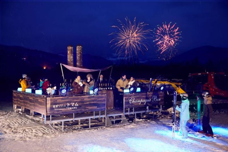【星野リゾート今だけバナシ】トマムで夜のゲレンデへ！シャンパン＆雪上クルージングの極上体験