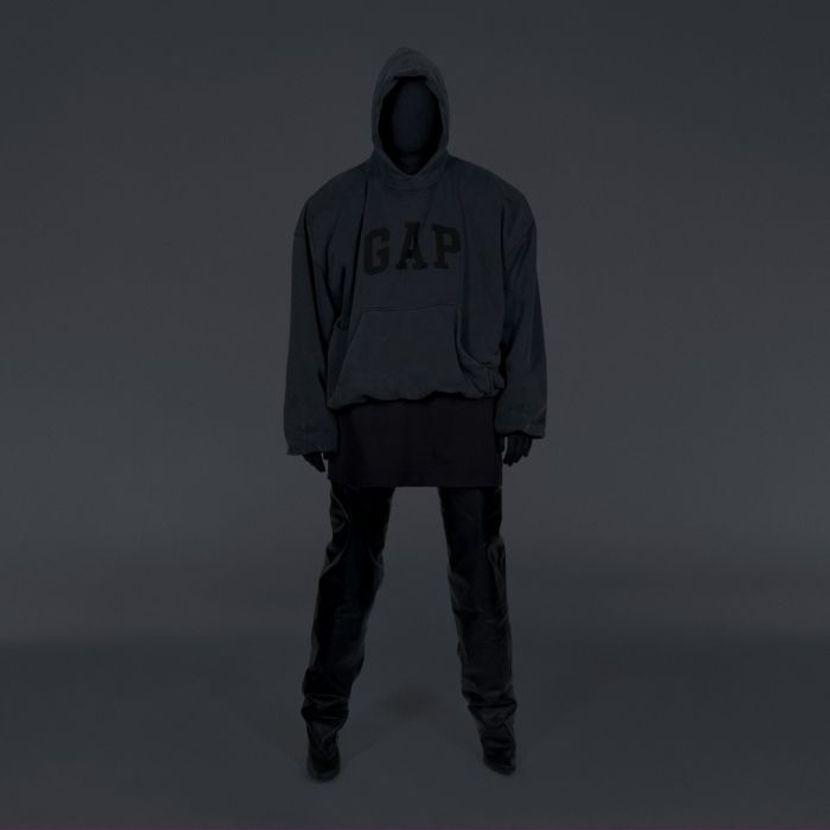 「YEEZY GAP」の新作、カニエ・ウエストとデムナ・ヴァザリアによる「YEEZY GAP ENGINEERED BY BALENCIAGA」が発売中