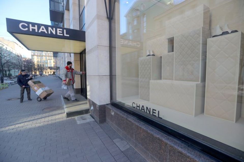 エルメスに続き、シャネルも。ファッションブランドが続々、ロシアの店舗を一時閉鎖