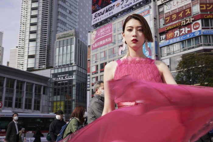 三吉彩花が日本代表に！ジョルジオ アルマーニの”クロスロード
