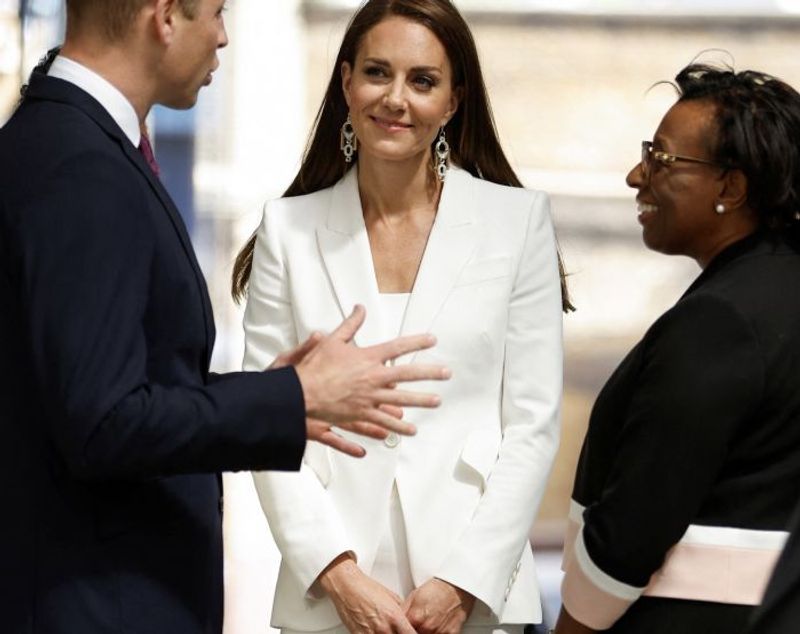 キャサリン妃、アレキサンダー・マックイーンの真っ白なスーツ姿で公務へ！
