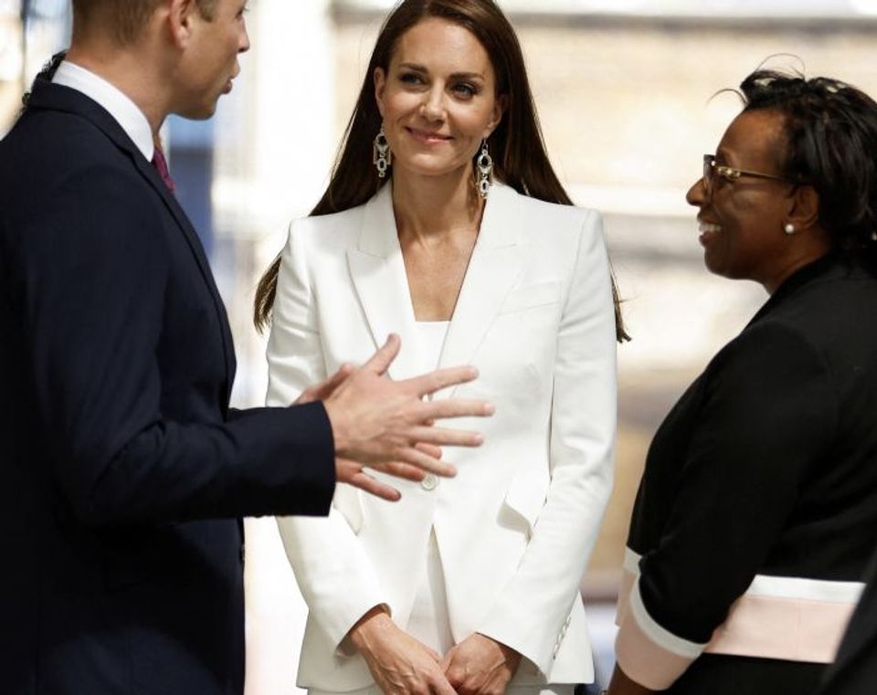 キャサリン妃、アレキサンダー・マックイーンの真っ白なスーツ姿で公務へ！
