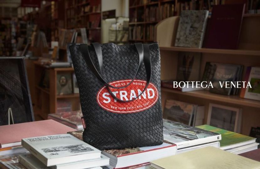 NYの老舗本屋のトートバッグを再現!?ボッテガ・ヴェネタの限定レザーバッグ