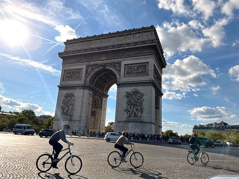 パリの街中から車が消えた!  エッフェル塔も凱旋門も静かに観られる特別な日