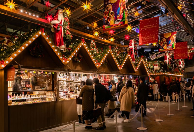 イルミネーションが輝き、屋台が並ぶ一大イベント！　2022年クリスマスマーケット6選