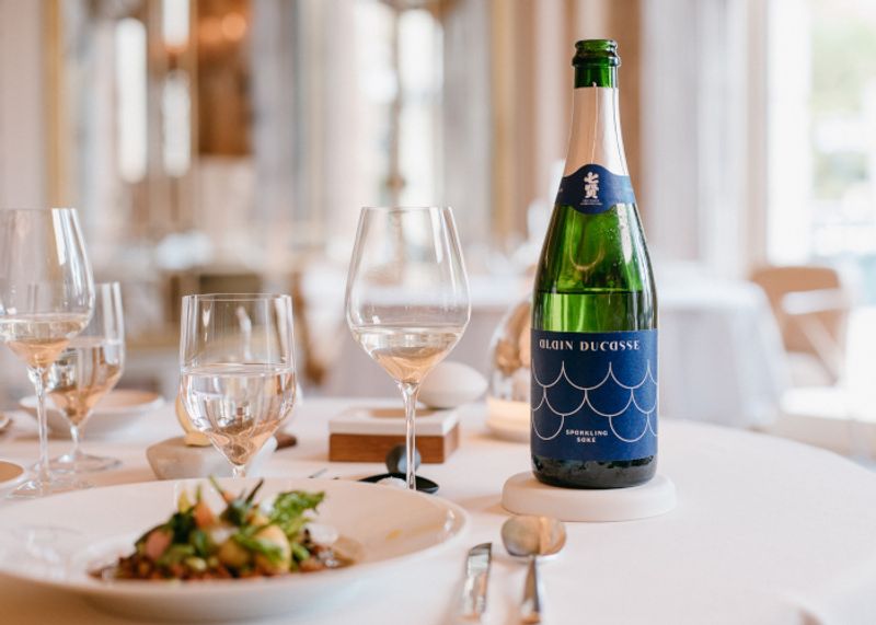 酒蔵「七賢」とフランス料理界の巨匠 アラン・デュカスが、スパークリング日本酒を共同開発