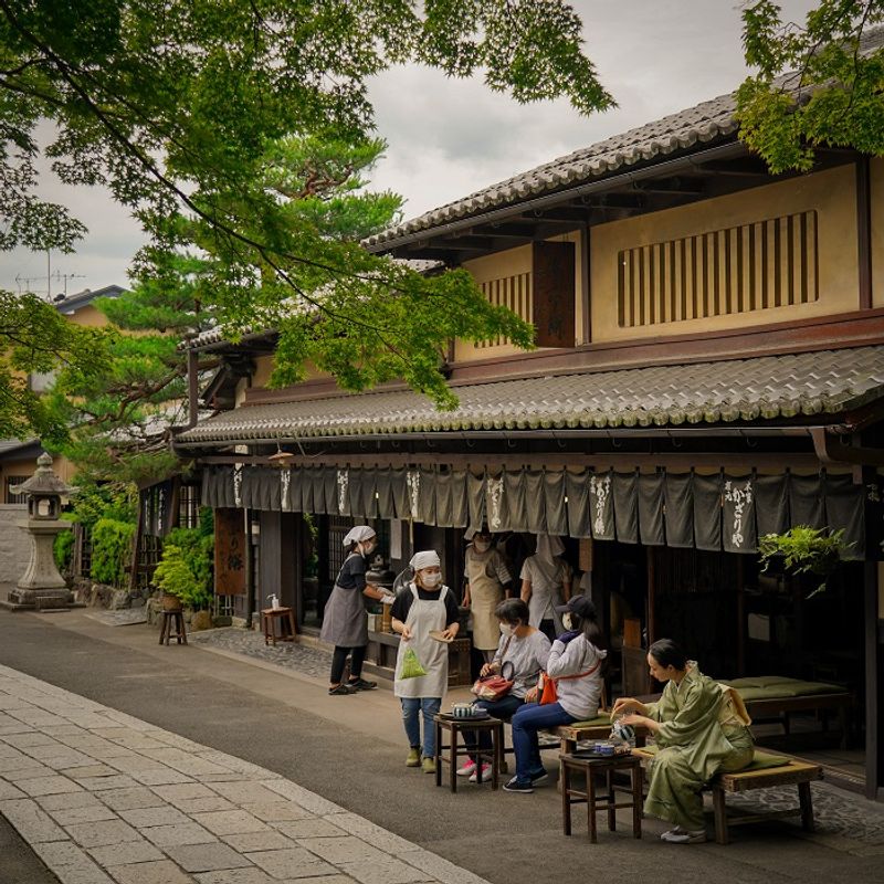 【町家宿おかみの､たびする京都くらす京都｡】6月 夏至。今宮神社の「夏越の大祓式」とかざりやの「あぶり餅」