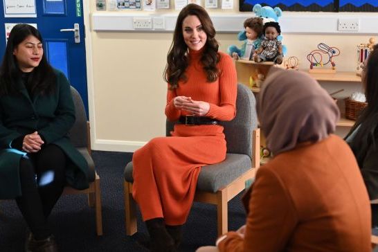キャサリン妃の春待ちコーデ、明るいオレンジ色のセットアップが映えて
