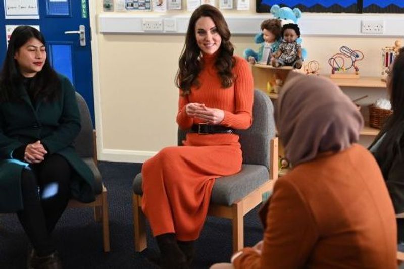 キャサリン妃の春待ちコーデ、明るいオレンジ色のセットアップが映えて華やか！
